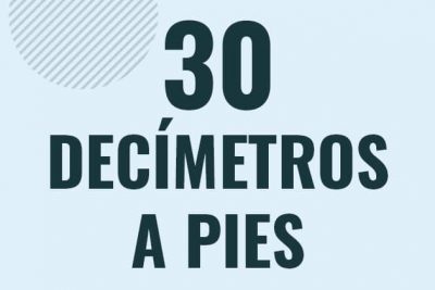 Profesor en pizarra explicando cuanto es 30 decimetros en pies o como pasar de 30 dm a ft