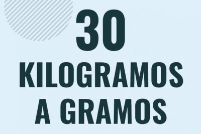 Profesor en pizarra explicando cuanto es 30 kilogramos en gramos o como pasar de 30 kg a g
