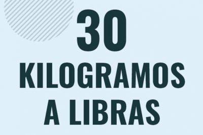 Profesor en pizarra explicando cuanto es 30 kilogramos en libras o como pasar de 30 kg a lb