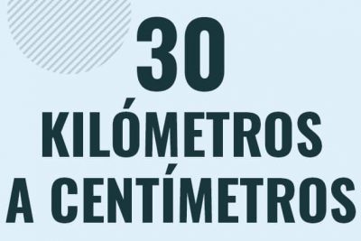 Profesor en pizarra explicando cuanto es 30 kilometros en centimetros o como pasar de 30 km a cm