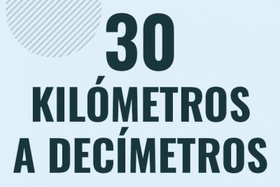 Profesor en pizarra explicando cuanto es 30 kilometros en decimetros o como pasar de 30 km a dm