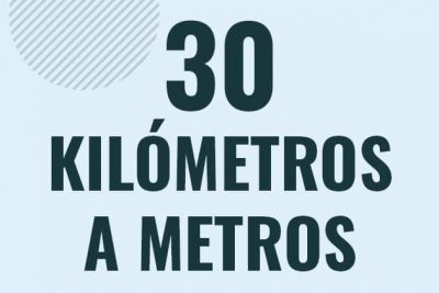 Profesor en pizarra explicando cuanto es 30 kilometros en metros o como pasar de 30 km a m