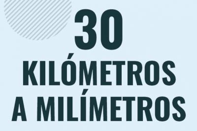 Profesor en pizarra explicando cuanto es 30 kilometros en milimetros o como pasar de 30 km a mm