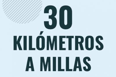 Profesor en pizarra explicando cuanto es 30 kilometros en millas o como pasar de 30 km a mi