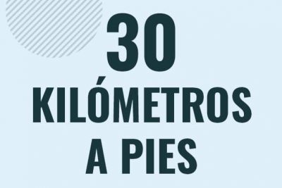 Profesor en pizarra explicando cuanto es 30 kilometros en pies o como pasar de 30 km a ft