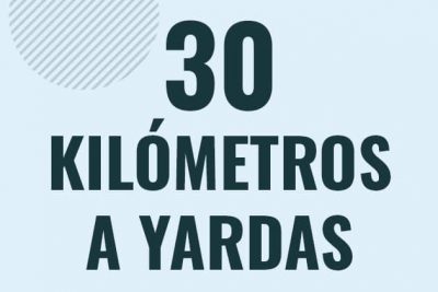 Profesor en pizarra explicando cuanto es 30 kilometros en yardas o como pasar de 30 km a yd