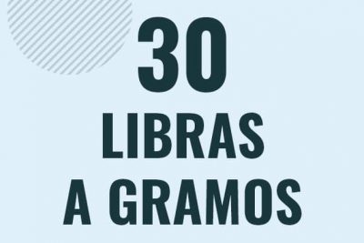 Profesor en pizarra explicando cuanto es 30 libras en gramos o como pasar de 30 lb a g
