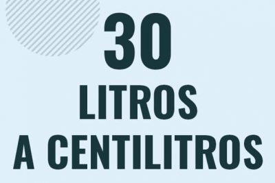 Profesor en pizarra explicando cuanto es 30 litros en centilitros o como pasar de 30 l a cl