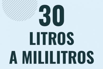 Profesor en pizarra explicando cuanto es 30 litros en mililitros o como pasar de 30 l a ml