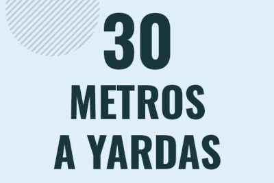 Profesor en pizarra explicando cuanto es 30 metros en yardas o como pasar de 30 m a yd