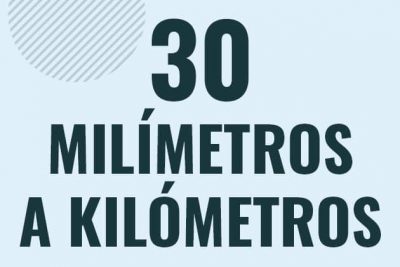 Profesor en pizarra explicando cuanto es 30 milimetros en kilometros o como pasar de 30 mm a km