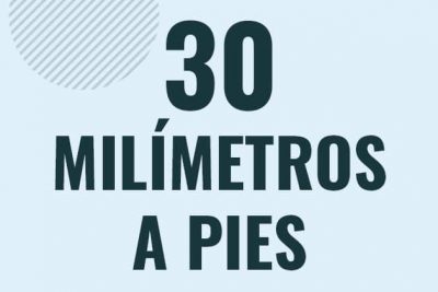 Profesor en pizarra explicando cuanto es 30 milimetros en pies o como pasar de 30 mm a ft