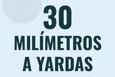 Profesor en pizarra explicando cuanto es 30 milimetros en yardas o como pasar de 30 mm a yd