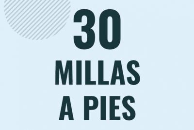 Profesor en pizarra explicando cuanto es 30 millas en pies o como pasar de 30 mi a ft