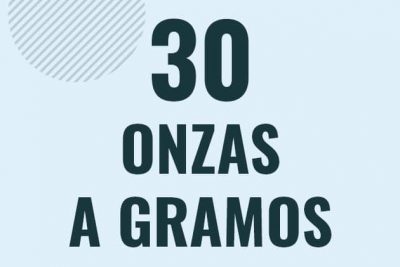 Profesor en pizarra explicando cuanto es 30 onzas en gramos o como pasar de 30 oz a g
