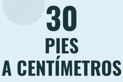 Profesor en pizarra explicando cuanto es 30 pies en centimetros o como pasar de 30 ft a cm