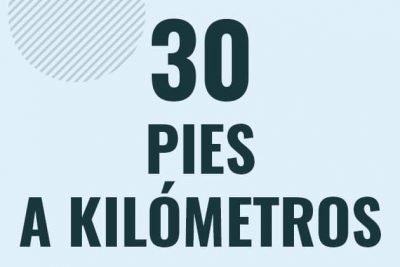 Profesor en pizarra explicando cuanto es 30 pies en kilometros o como pasar de 30 ft a km