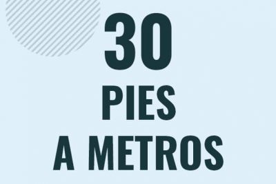 Profesor en pizarra explicando cuanto es 30 pies en metros o como pasar de 30 ft a m