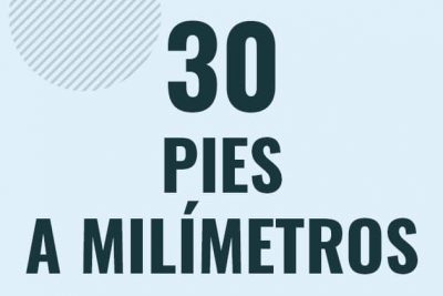 Profesor en pizarra explicando cuanto es 30 pies en milimetros o como pasar de 30 ft a mm