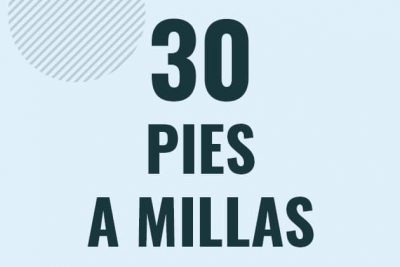 Profesor en pizarra explicando cuanto es 30 pies en millas o como pasar de 30 ft a mi