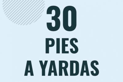 Profesor en pizarra explicando cuanto es 30 pies en yardas o como pasar de 30 ft a yd