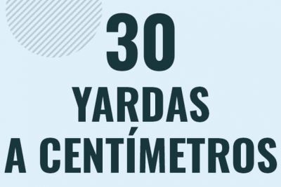 Profesor en pizarra explicando cuanto es 30 yardas en centimetros o como pasar de 30 yd a cm
