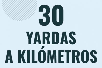 Profesor en pizarra explicando cuanto es 30 yardas en kilometros o como pasar de 30 yd a km