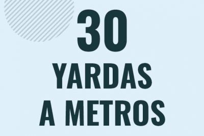 Profesor en pizarra explicando cuanto es 30 yardas en metros o como pasar de 30 yd a m