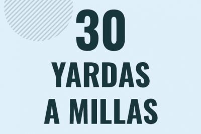 Profesor en pizarra explicando cuanto es 30 yardas en millas o como pasar de 30 yd a mi