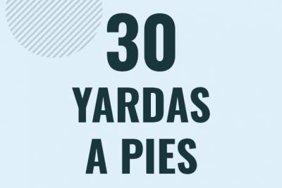 Profesor en pizarra explicando cuanto es 30 yardas en pies o como pasar de 30 yd a ft