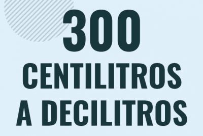 Profesor en pizarra explicando cuanto es 300 centilitros en decilitros o como pasar de 300 cl a dl
