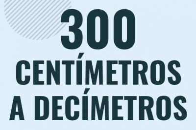 Profesor en pizarra explicando cuanto es 300 centimetros en decimetros o como pasar de 300 cm a dm