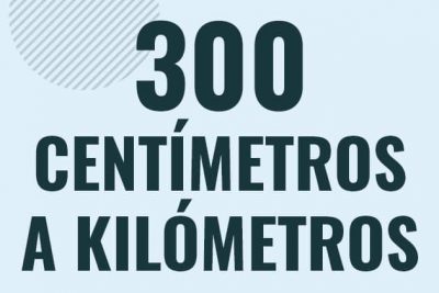 Profesor en pizarra explicando cuanto es 300 centimetros en kilometros o como pasar de 300 cm a km