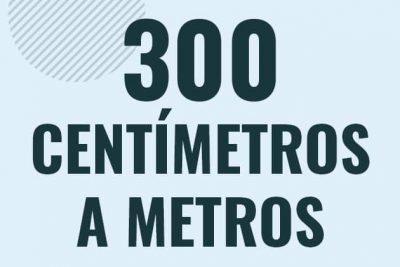 Profesor en pizarra explicando cuanto es 300 centimetros en metros o como pasar de 300 cm a m