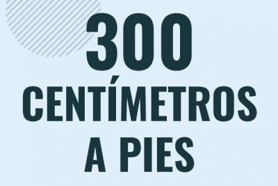 Profesor en pizarra explicando cuanto es 300 centimetros en pies o como pasar de 300 cm a ft