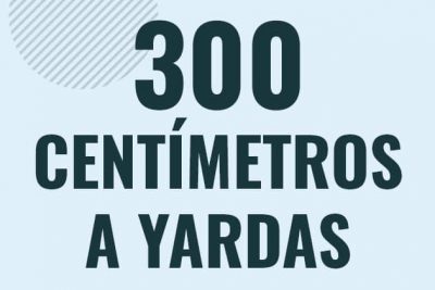 Profesor en pizarra explicando cuanto es 300 centimetros en yardas o como pasar de 300 cm a yd
