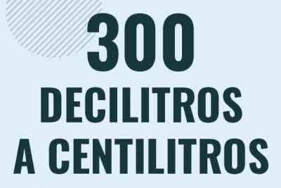 Profesor en pizarra explicando cuanto es 300 decilitros en centilitros o como pasar de 300 dl a cl