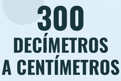 Profesor en pizarra explicando cuanto es 300 decimetros en centimetros o como pasar de 300 dm a cm