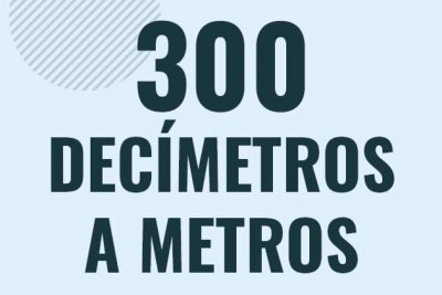 Profesor en pizarra explicando cuanto es 300 decimetros en metros o como pasar de 300 dm a m