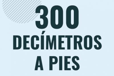 Profesor en pizarra explicando cuanto es 300 decimetros en pies o como pasar de 300 dm a ft