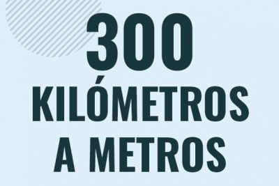 Profesor en pizarra explicando cuanto es 300 kilometros en metros o como pasar de 300 km a m