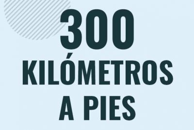 Profesor en pizarra explicando cuanto es 300 kilometros en pies o como pasar de 300 km a ft