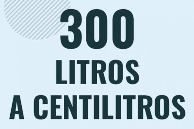 Profesor en pizarra explicando cuanto es 300 litros en centilitros o como pasar de 300 l a cl