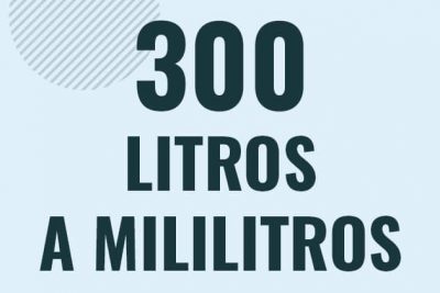 Profesor en pizarra explicando cuanto es 300 litros en mililitros o como pasar de 300 l a ml