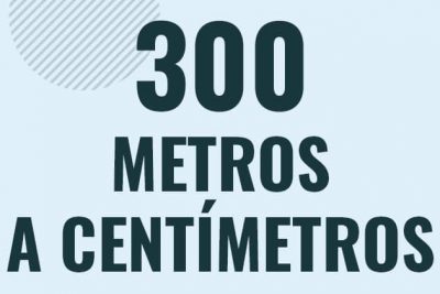 Profesor en pizarra explicando cuanto es 300 metros en centimetros o como pasar de 300 m a cm