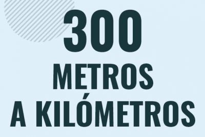 Profesor en pizarra explicando cuanto es 300 metros en kilometros o como pasar de 300 m a km