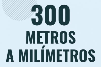 Profesor en pizarra explicando cuanto es 300 metros en milimetros o como pasar de 300 m a mm