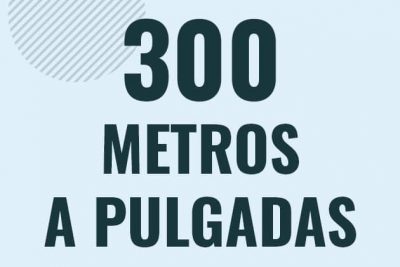 Profesor en pizarra explicando cuanto es 300 metros en pulgadas o como pasar de 300 m a in
