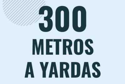 Profesor en pizarra explicando cuanto es 300 metros en yardas o como pasar de 300 m a yd