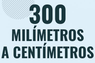 Profesor en pizarra explicando cuanto es 300 milimetros en centimetros o como pasar de 300 mm a cm